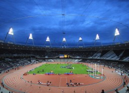 【爱游戏官方网站】数据逆生长！41岁詹姆斯场均29+8+8引热议，表现反超巅峰期遭调侃年龄门