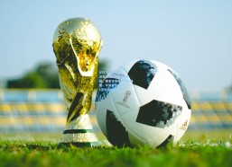 AYX SPORTS_戈登23分6篮板关键贡献，掘金主场鏖战力克雄鹿；字母哥31+8+11空砍难挽败局