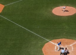 爱游戏中国：欧文赛前联手传奇训练师菲尔-汉迪加练 独行侠关键战前释放积极信号